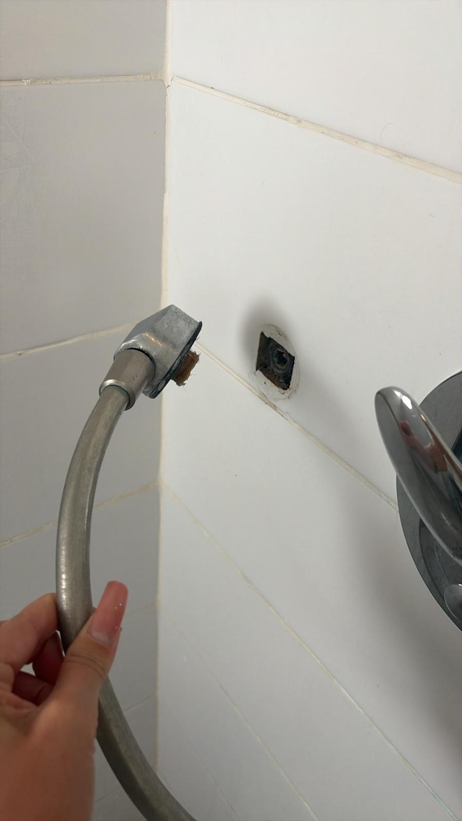 טיפול בנקודת מים בקיר אמבטיה